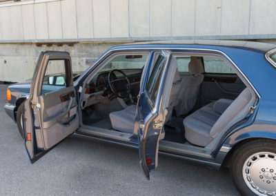 Mercedes-Benz 560 SEL - Accès facile grâce à une grande ouverture des portes.