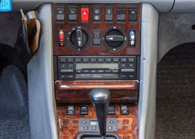 Mercedes-Benz 560 SEL - Une console centrale bien remplie des différents interrupteurs et le chauffage auxiliaire devant le levier de vitesse.