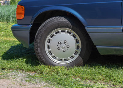 Mercedes-Benz 560 SEL - Détail de jante alu 15 pouces.