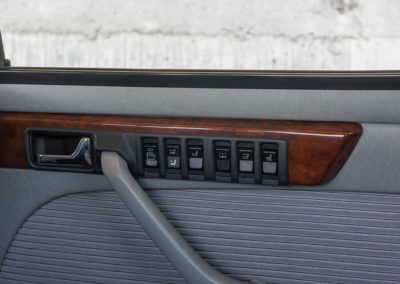 Mercedes-Benz 560 SEL - Détail des interrupteurs de la porte arrière droite.