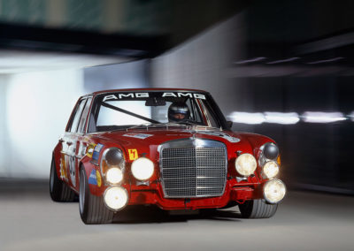 AMG Rote Sau 1971 AMG 300 SEL 6.8, reconstruction 2006 pleins phares sur le circuit.