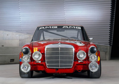 AMG Rote Sau 1971 AMG 300 SEL 6.8, des phares d'appoint comme en rallye.