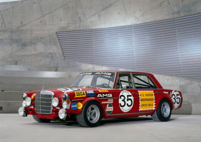 AMG Rote Sau 1971 AMG 300 SEL 6.8 cette vue de trois quarts avant montre la difference de taille des pneus avant et arriere.