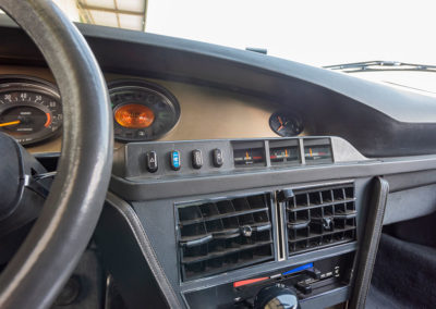 1974 Citroën SM, boutons-poussoir de petite taille et indicateurs partiellement lisibles.