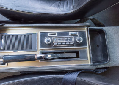 1974 Citroën SM, commande de vitres électriques, frein à main, poste de radio et cendrier sous son rideau.