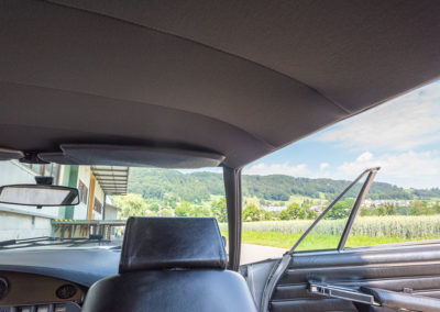 1974 Citroën SM, pas de poignée de maintien à l'avant. Difficulté pour sortir des places arrière.