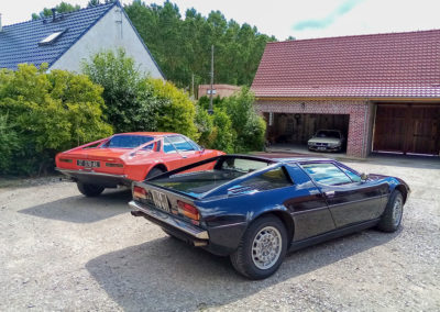 1975 Maserati Merak - premier plan - la Frua 1972 sur base DS - second plan. Les deux voitures ont été dessiné en 1971, la Merak par Giugiaro et la seconde par Frua. Le dessin des arches est proche entre les deux modèles.