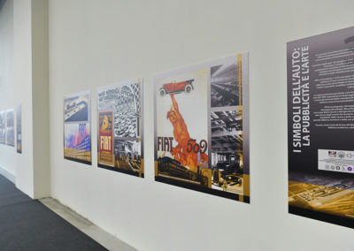2020 de nombreuses photographies, affiches et vidéos sont présentées lors de l'exposition sur le Lingotto.