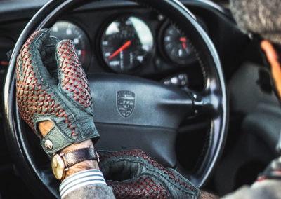 Bespoke Driving Gloves DarkGreen Cognac - main gauche sur le volant Porsche.