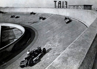 Essais de nouveaux modèles au Lingotto sur le toit de l'usine.