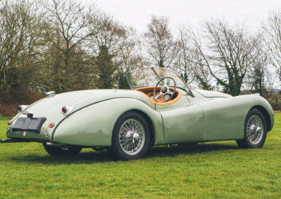 1952 Jaguar XK 120 OTS trois quarts arrière droit.