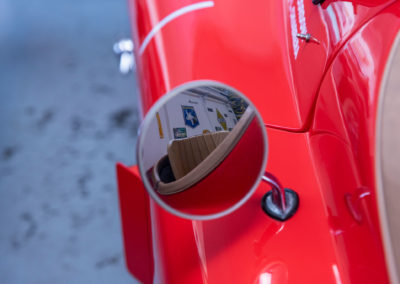 1954 Jaguar XK 120 OTS coup d'oeil dans le rétro avant de partir.