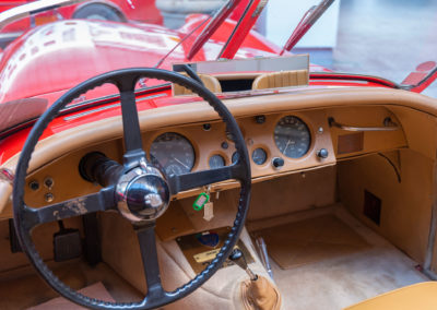 1954 Jaguar XK 120 OTS tableau de bord et grand volant à jante mince.