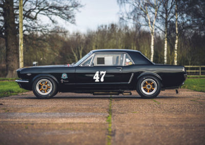 1965 Ford Mustang 289 Sport Coupe Race Car latéral côté gauche.