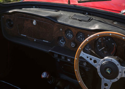 1968 Triumph TR5 différents manomètres sur le tableau de bord