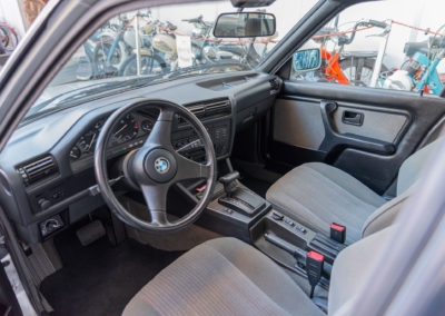 1990 BMW 325 iX vue places avant et tableau de bord.