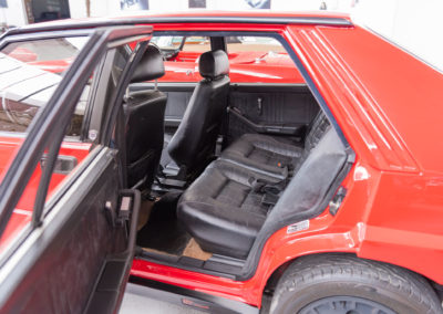 1990 Lancia Delta HF Integrale places arrière limitées.