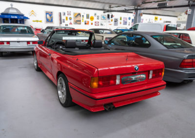 1991 BMW M3 E30 Cabriolet vue trois quarts arrière gauche.