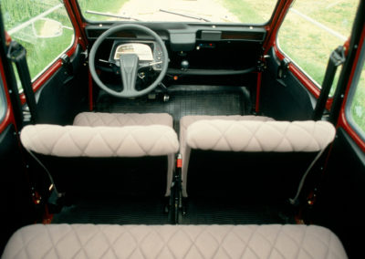 Citroën 2CV Charleston bordeaux et noir vue intérieure @Guyot et Vivier