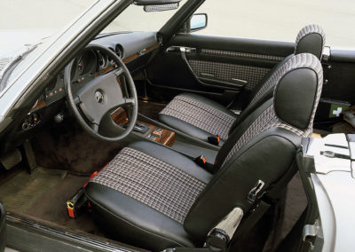 1971-1989 Mercedes-Benz SL R 107 les premières versions reçoivent des sièges tissu et cuir.