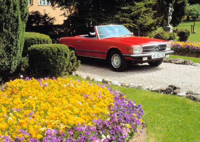 1971-1989 1980 Mercedes-Benz 350 SL R 107 elle dispose d'une capote en tissu rétractable et d'un hard-top amovible.