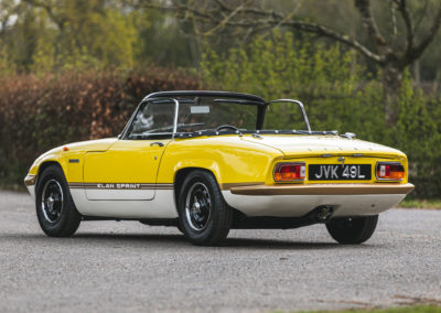 1972 Lotus Elan Sprint Convertible cette version reçoit une peinture bicolore.