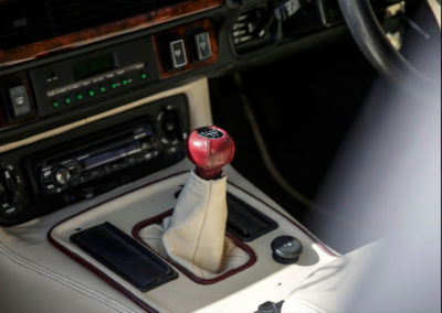 1986 Lister-Jaguar XJ-S 7.0-Litre finitions de qualité même pour le soufflet du levier de vitesse.