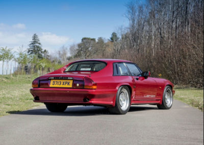 1986 Lister-Jaguar XJ-S 7.0-Litre les ailes avant et arrière ont pris de l'embonpoint.