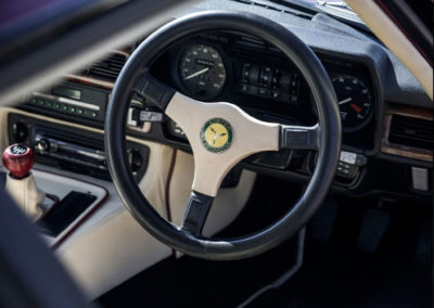 1986 Lister-Jaguar XJ-S 7.0-Litre volant trois branches distinctif de la Lister-Jaguar.