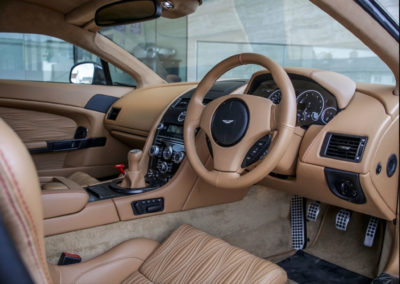 2011 Aston Martin V12 Zagato intérieur en cuir clair rehaussé de surpiqûres rouges.