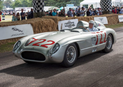 Sir Stirling Moss au volant de la Mercedes-Benz 300 SLR 722 en 2015 au Goodwood Festival.