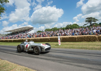 Sir Stirling Moss au volant de la Mercedes-Benz Silver Arrow W 196 R en 2015 au Goodwood Festival.