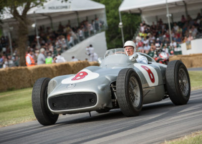 Sir Stirling Moss au volant de la Mercedes-Benz Silver Arrow W 196 R en 2015 au Goodwood Festival en action sur le circuit.