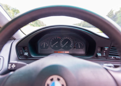 1992 BMW 850i le strict nécessaire devant les yeux du pilote.