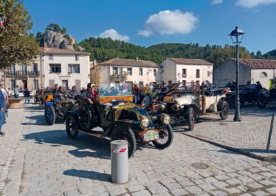 Départ de Boulbon en direction de Vallabrègues sous la conduite de la Renault EK de 1914 à la Farandole des Ancêtre 2021.