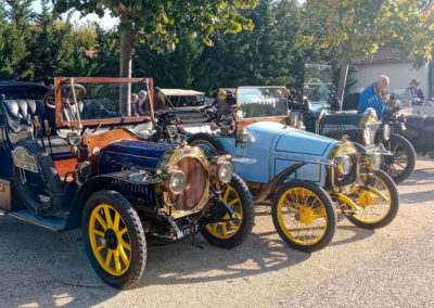 La Chenard et Walcker et Le Zèbre type C 1913 savourent la-pause à Eyragues à la Farandole des Ancêtre 2021.