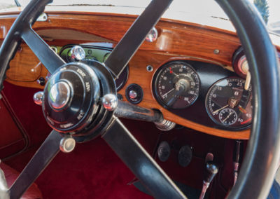 1934 Bentley 3.5-Litre Drophead Coupé - Le tableau de bord avec le compte-tour et le compteur de vitesse - Enchères au Swiss Classic World.