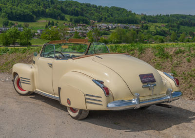 1941 Cadillac Série 62 - Le dessin de la poupe est plus fluide que celui de la proue - Enchères au Swiss Classic World.