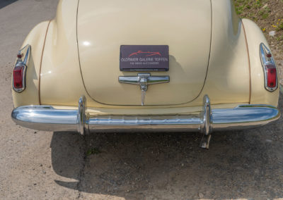 1941 Cadillac Série 62 - Une poupe fluide qui abrite les petits feux arrière surmontés de chrome - Enchères au Swiss Classic World.