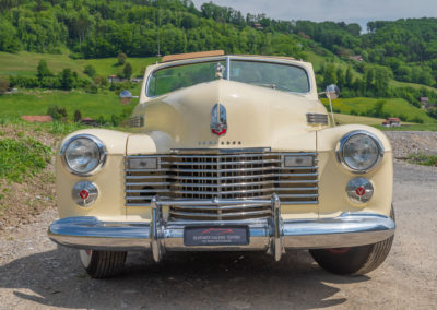 1954 Cadillac Série 62 - Calandre chromée en-ddessous du nez du capot moteur - Enchères au Swiss Classic World.