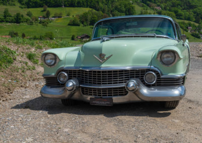 1954 Cadillac Série 62 - Des dimensions d'une autre époque qui se glissent difficilement dans les rues européennes - Enchères au Swiss Classic World.