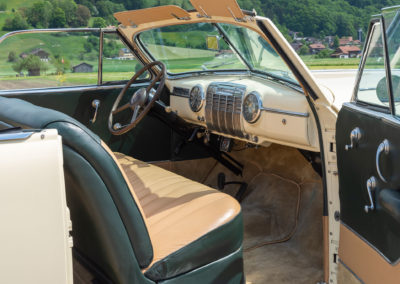 1954 Cadillac Série 62 - Grande banquette à l'avant aiséement accessible - Enchères au Swiss Classic World.