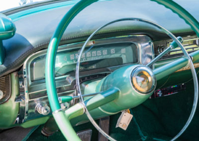 1954 Cadillac Série 62 - Klaxon circulaire à l'intérieur du grand volant - Enchères au Swiss Classic World.