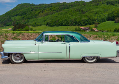 1954 Cadillac Série 62 - La proportion entre la carrosserie et les surfaces vitrées ne sont pas égales - Enchères au Swiss Classic World.