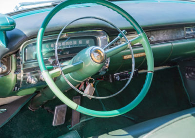 1954 Cadillac Série 62 - Le strict minimum devant les yeux du conducteur - Enchères au Swiss Classic World.