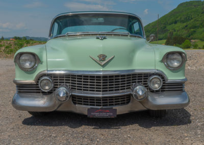 1954 Cadillac Série 62 - Les fameux obus sur le pare-choc avant très années 1950 - Enchères au Swiss Classic World