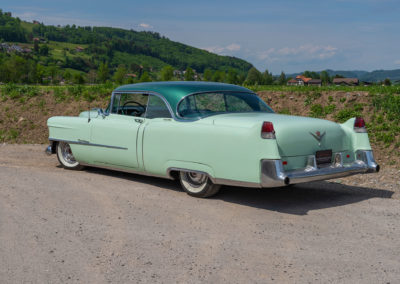 1954 Cadillac Série 62 - Les feux arrières sont positionnés en haut des petits ailerons - Enchères au Swiss Classic World.