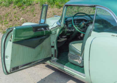 1954 Cadillac Série 62 - Les portes s'ouvrent facilement pour accéder tant à l'avant qu'à l'arrière - Enchères au Swiss Classic World.