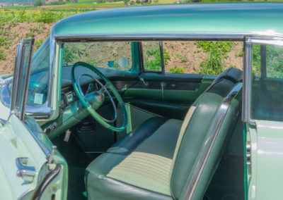 1954 Cadillac Série 62 - Lors de l'ouverture de la porte un petit déflecteur se relève vers le toit - Enchères au Swiss Classic World.
