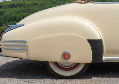 1954 Cadillac Série 62 - les roues arrière sont carénées - Enchères au Swiss Classic World.